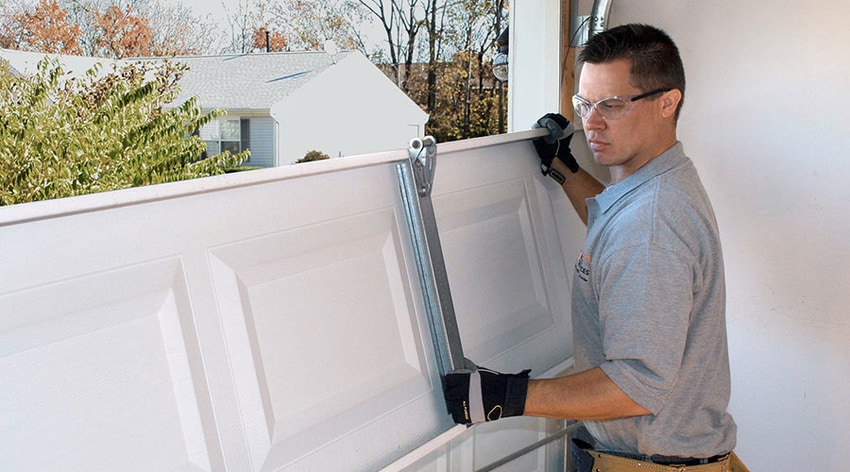 Garage Door Installers Image